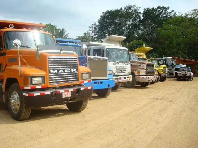 Vagonetas Mack de la flota alineadas en el plantel