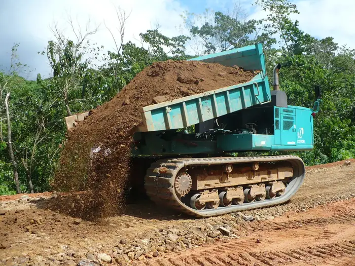 Diciembre de 2007: vagoneta de orugas descargando en un camino de ladera.