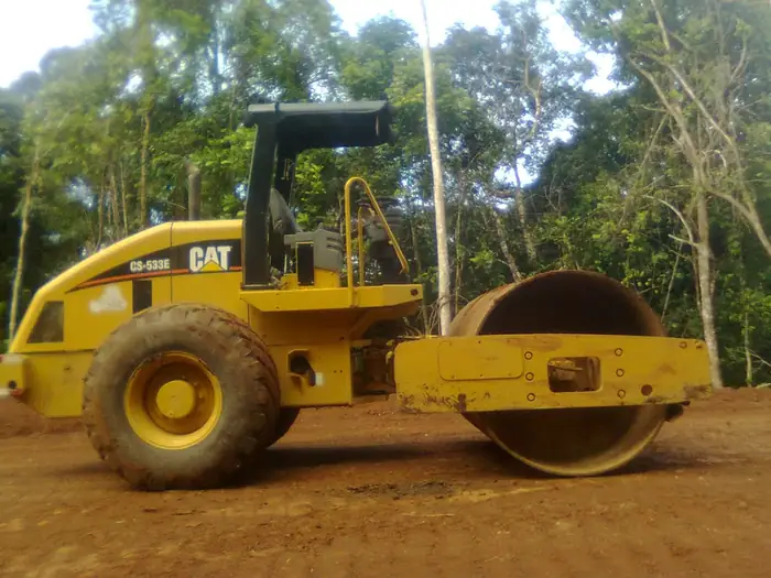 Cat CS533E vibratory roller, the machine that sets the gravel.