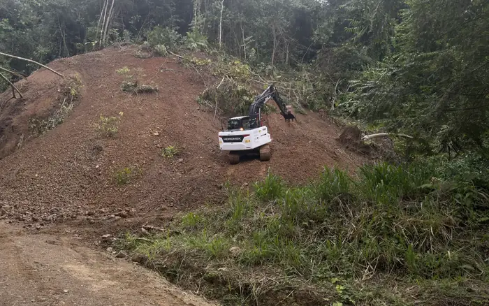 Agosto de 2026: la Hidromek 140 LC-3 limpiando un derrumbe.