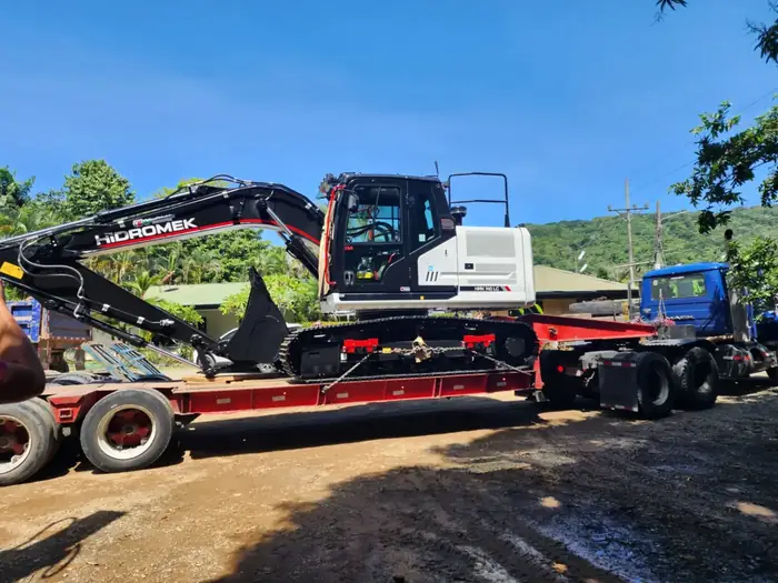 The Hidromek 140 LC-3 (2024) on the lowboy trailer.