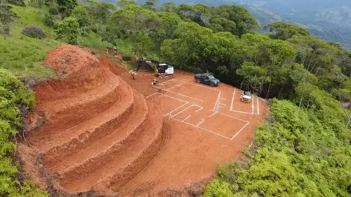 Lagunas, Barú, septiembre de 2026: corte en terrazas y plataforma para una casa.
