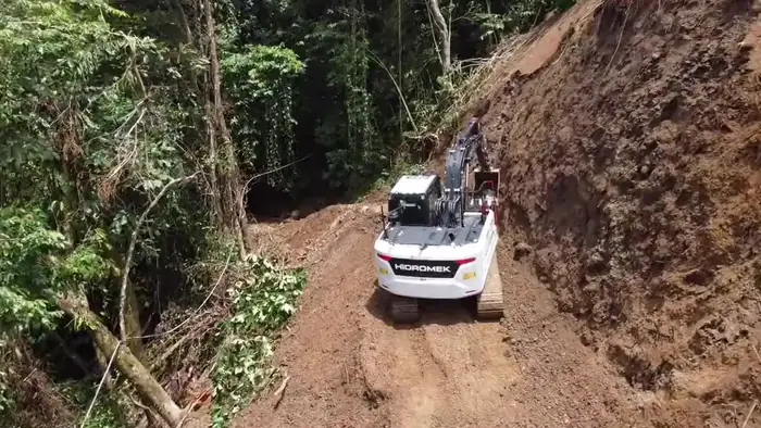 Agosto de 2026: la Hidromek abriendo un corte en la montaña.