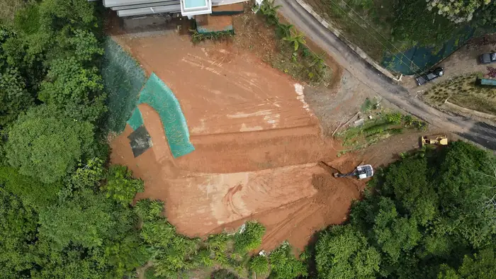 Plataforma en un lote en ladera, agosto de 2026