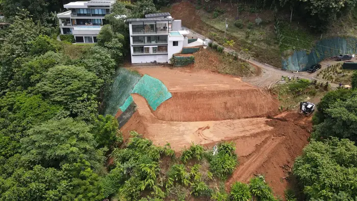 Agosto de 2026: plataforma terminada en un lote en ladera.