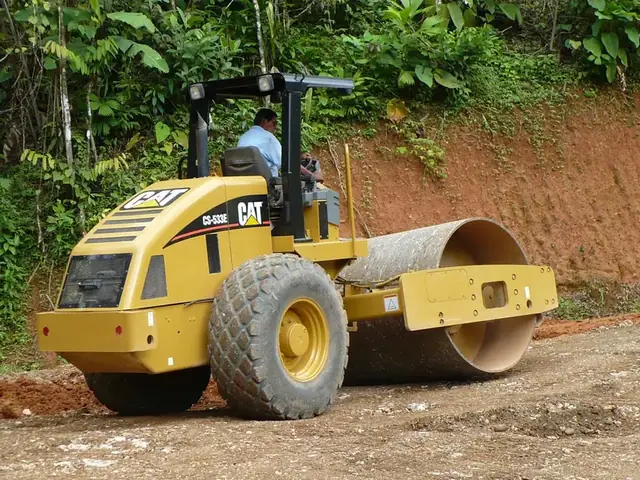 Compactadora Cat CS533E en un camino de lastre